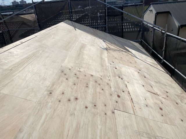 加古川市で葺き替えに伴うコンパネ補強